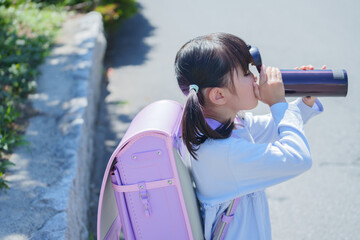 水分補給する小学生