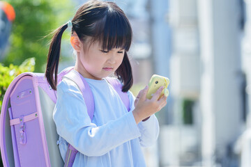 キッズケータイを使う小学生