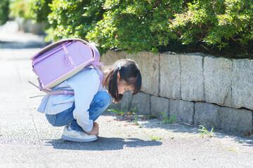 寄り道する小学生