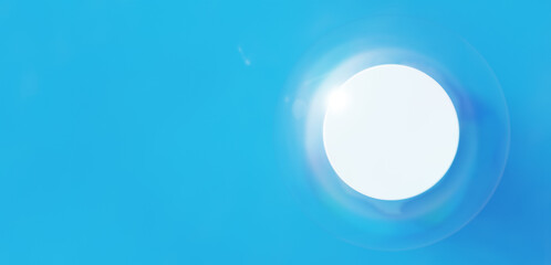 青い海の中に立つ白い円柱の台座とシャボン玉。俯瞰。コピースペース。3D（横長）