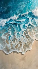 Naklejka premium Aerial View of Serene Waves Cascading onto Sunlit Shoreline