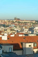 Fototapeta premium Blick über die Dächer von Prag von der Neustadt, Nove Mesto, auf die Prager Burg, Hradcany auf der Kleinseite, Mala Strana