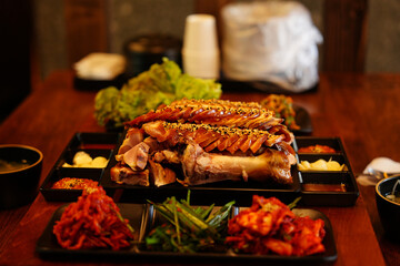 식탁 위에 놓인 족발의 모습
