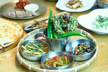 식탁 위에 삼추쌈과 반찬이 놓여 있는 모습