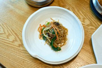 식탁 위에 고등어 생선구이를 올려 놓은 모습