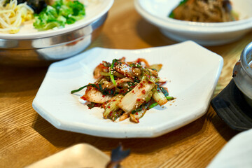 식탁 위에 김치를 올려 놓은 모습