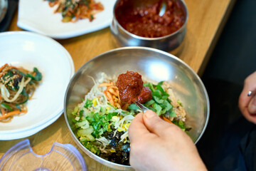 식탁 위에서 보리밥을 맛있게 비벼 먹는 모습