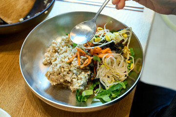 보리밥을 맛있게 비비는 모습