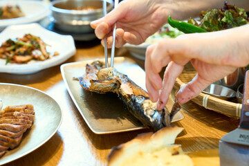 식탁 위에 놓인 고등어 구이 맛있게 먹는 모습