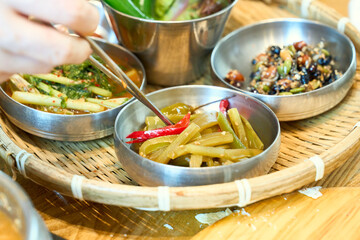 식탁 위에 놓인 채소 반찬들