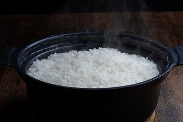 炊き立ての土鍋ご飯　Japanese food