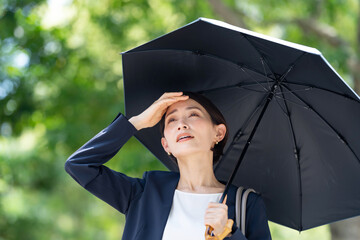 日傘をさす女性