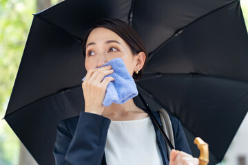 日傘をさす女性