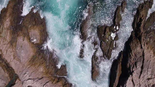 Toma a&eacute;rea de una costa con las olas del mar impactando en las rocas - Los Cabos, M&eacute;xico