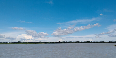 Obraz premium White cumulus clouds in blue sky over sea landscape, big cloud above ocean water panorama, horizon, beautiful tropical sunny summer day seascape panoramic view