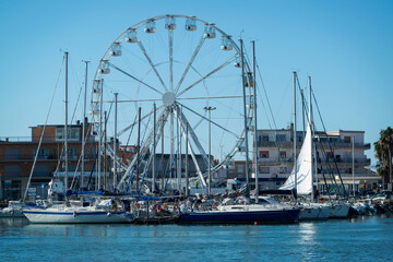 Fototapeta premium Grande roue sur les quais du port