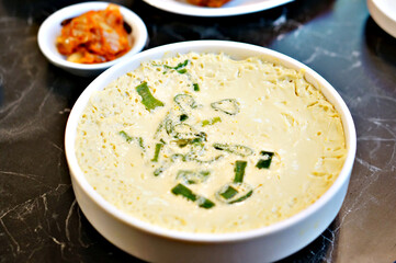 식탁 위에 계란찜이 올려진 모습