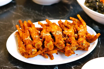 식탁 위에 닭발 한 접시가 올려진 모습