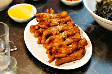 식탁 위에 닭발 한 접시가 올려진 모습