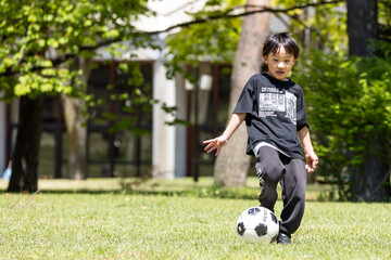 公園でサッカーをする子ども　children playing soccer in the park © 健二 中村
