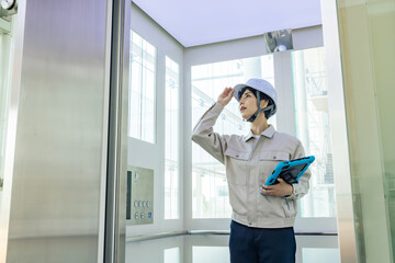 エレベーターを点検する作業員 © metamorworks
