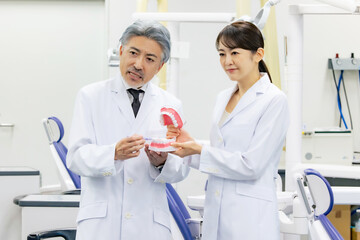 歯磨き指導をする歯科医師・歯科衛生士