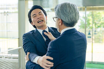 揉み合うビジネスパーソンのグループ