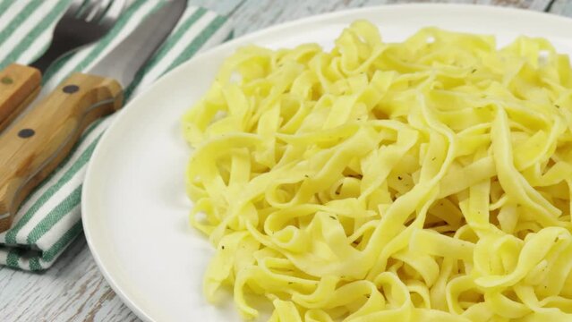 p&acirc;tes tagliatelles, en gros plan, dans une assiette