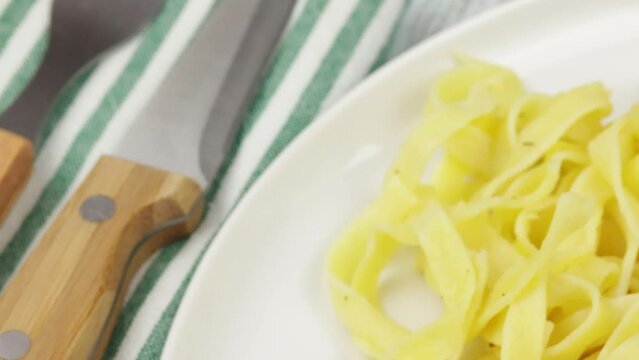 p&acirc;tes tagliatelles, en gros plan, dans une assiette