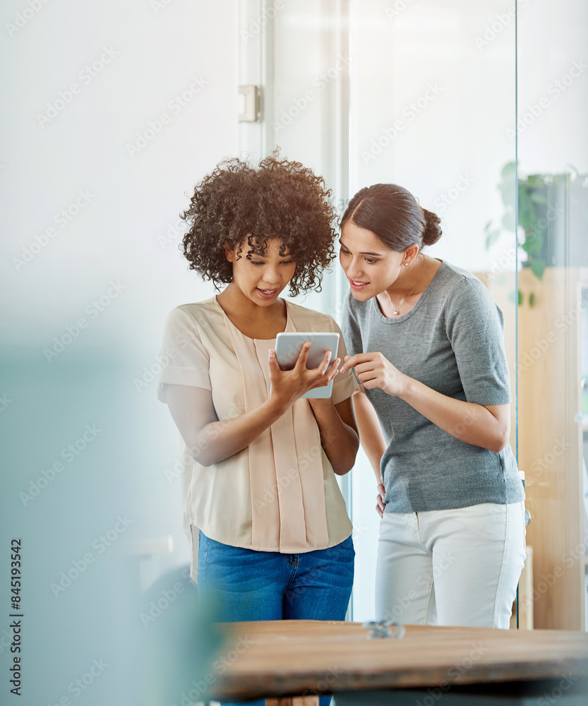 Aufkleber creative women, teamwork and planning on tablet in office with online research and collaboration in 