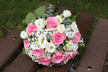 Brautstrauss mit beigefarbenen und rosafarbenen Blumen