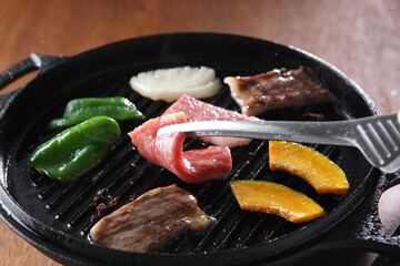 和牛ロース肉で焼肉