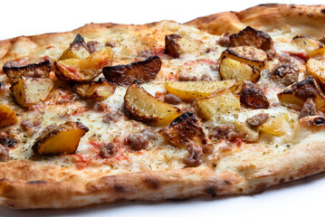 Pinsa romana condita con mozzarella, sugo, patate al forno e salsiccia di maiale, cibo italiano, gastronomia europea 