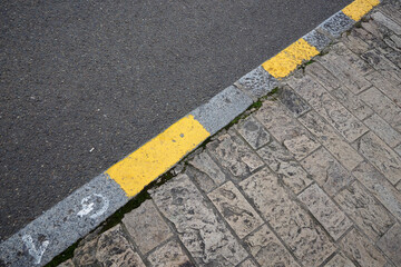 Fototapeta premium signalisation entre route et trottoir