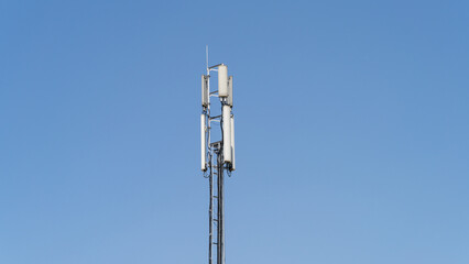 Obraz premium New mobile communications antennas. Tower of telecommunications and wireless equipment for mobile broadband networks.