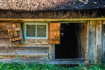 Old wooden croft with an open door © Lars Johansson