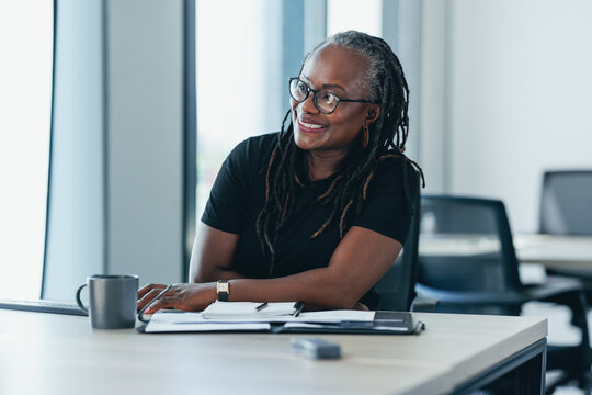 Experienced black business woman working on a computer in a professional setting