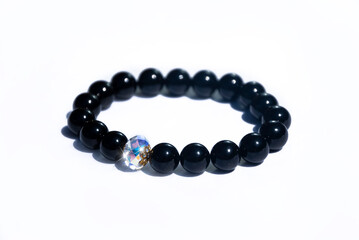 Luksusowa Czarna bransoletka z onyksem i kryształem na białym tle © Anna