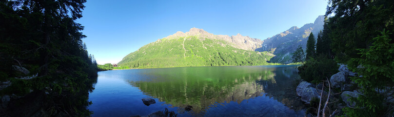 Górski krajobraz z widokiem na Morskie Okno w polskich górach © Anna