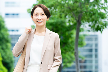 Fototapeta premium カジュアルスーツを着た若い女性 ビジネスイメージ