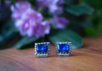 Spinki do mankietów męskie z naturalnych szafirów ze srebra próby 925 na tle czerwonego bzu i roślin © Anna