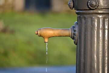 Fuente goteando agua