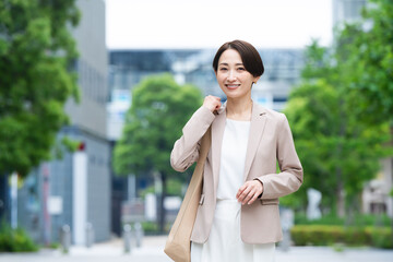 Fototapeta premium カジュアルスーツを着た若い女性 ビジネスイメージ
