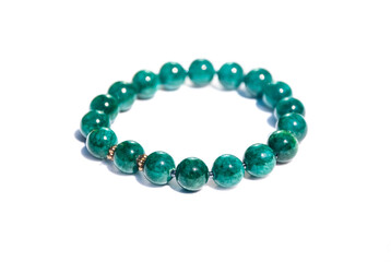 Bransoletka z kamieni naturalnych agatów na białym tle. Elegancka biżuteria © Anna