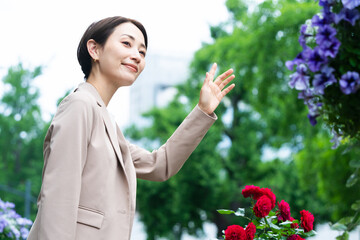 タクシーを呼んでいる若い女性　ビジネスイメージ