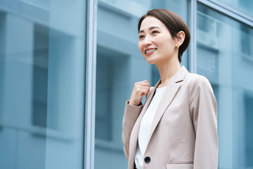 Fototapeta premium カジュアルスーツを着た若い女性 ビジネスイメージ