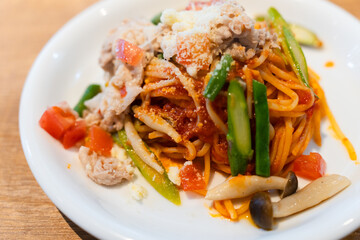 お皿に盛られたパスタ　食べ物イメージ
