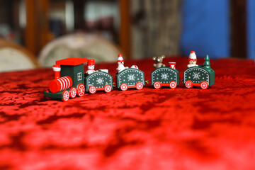 Świąteczna ciuchcia z Mikołajem, bałwankami i zwierzątkami na czerwonym obrusie. © Anna