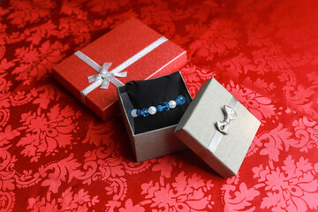 Bransoletka z kryształu górskiego, niebieskiego kryształu i jadeitu. Biżuteria w szarym pudełku © Anna