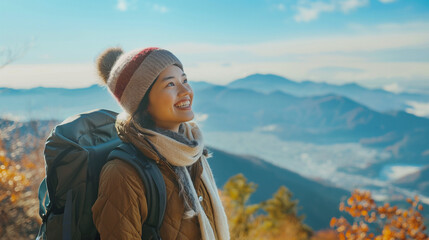 Naklejka premium 山頂からの壮大な景色を楽しむ瞬間の笑顔の女性の写真